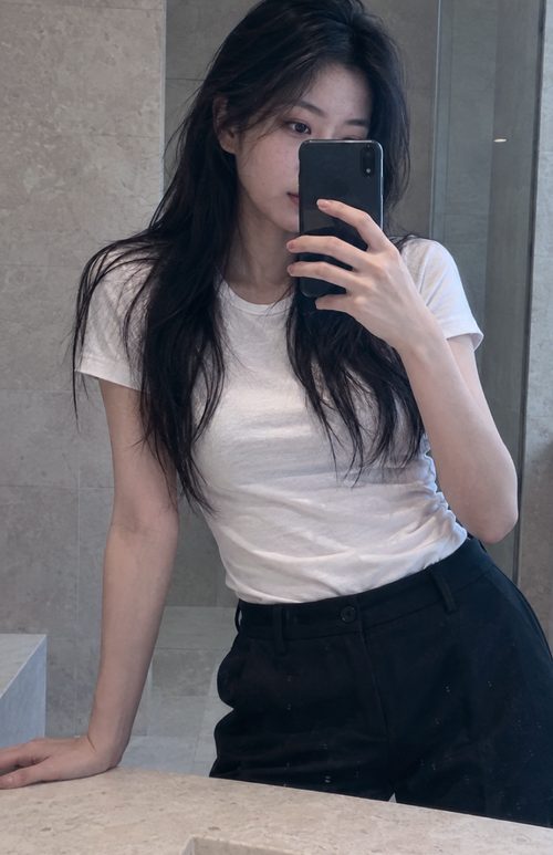 흰 티셔츠를 입고 거울 셀카를 찍는 크리에이터
